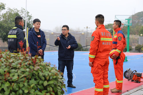 学院信息工程系主任李会明一行到市消防救援支队看望实习学生