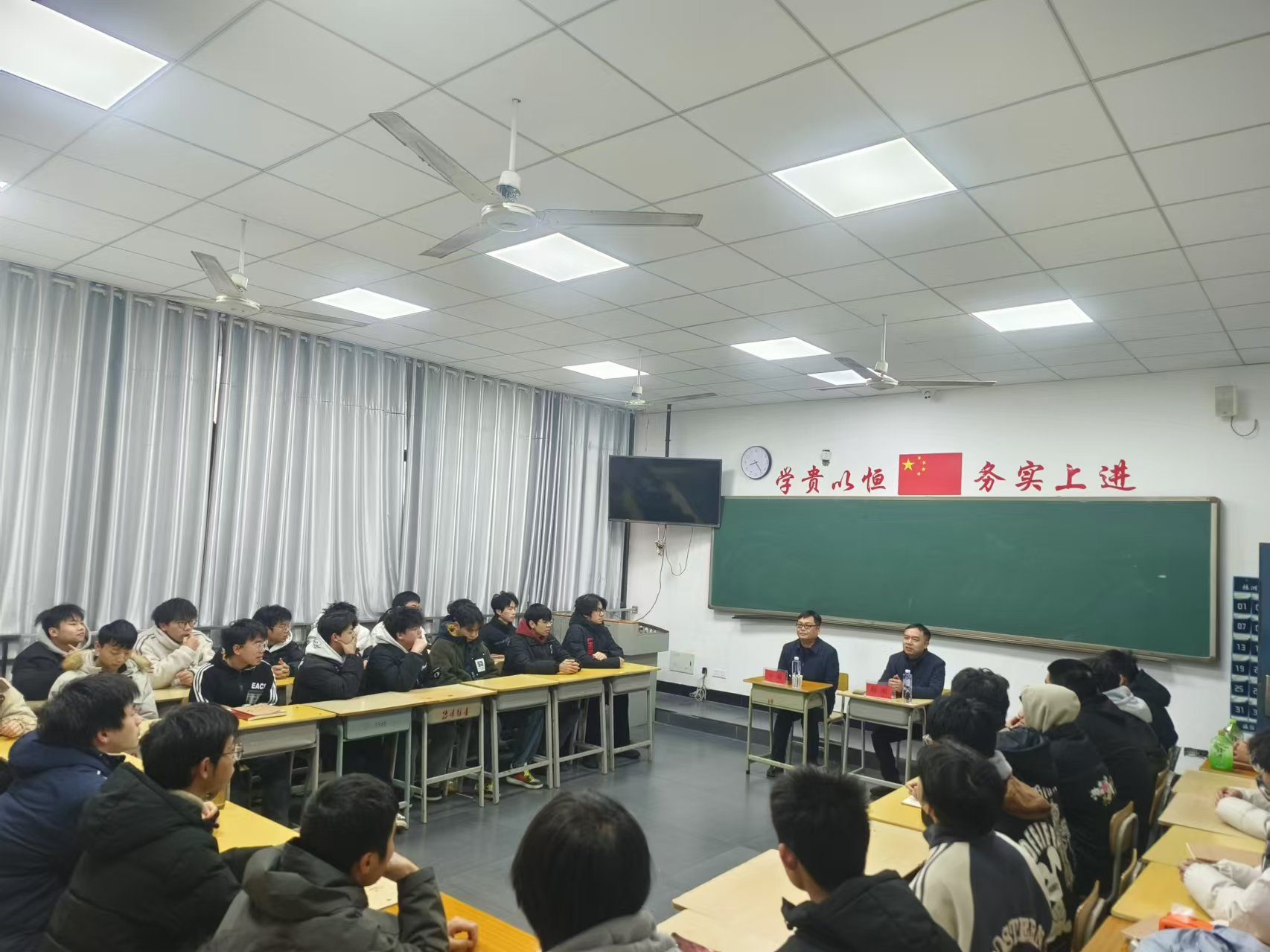 学院党委委员、副院长王斌到数模技师2401班交流座谈