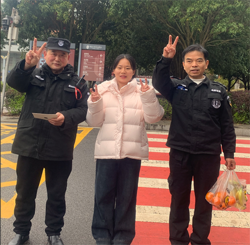 纸短情长寄感恩 果香暖心敬守护者——机械工程系开展学雷锋慰问校园守护者活动