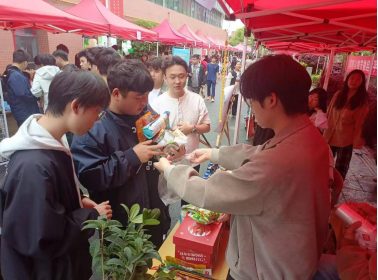 跳蚤市场添绿意 零食摊位受欢迎