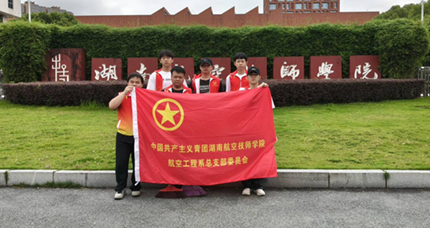 午间一抹“志愿红”,航空工程系学子义务清扫校园周边