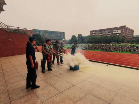 学院组织2026级新生开展消防应急疏散演练