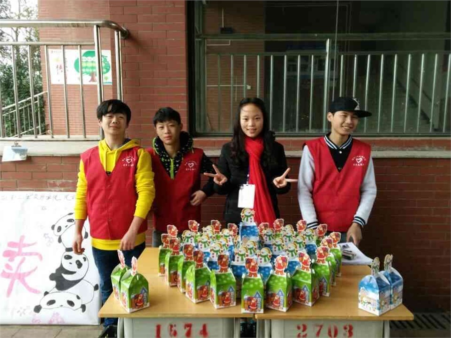 “苹果传递爱心，义卖接力希望” ——湖南工贸技师学院青协举行苹果义卖募捐活动