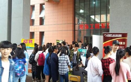 30多家装饰公司齐赴湖南工贸技师学院招聘——130多名环境与艺术设计专业学生被抢聘一空